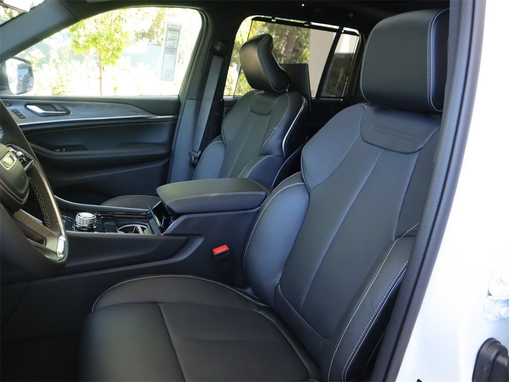 Used 2023 Jeep Grand Cherokee Overland w/ Luxury Tech Group IV RWD image 21
