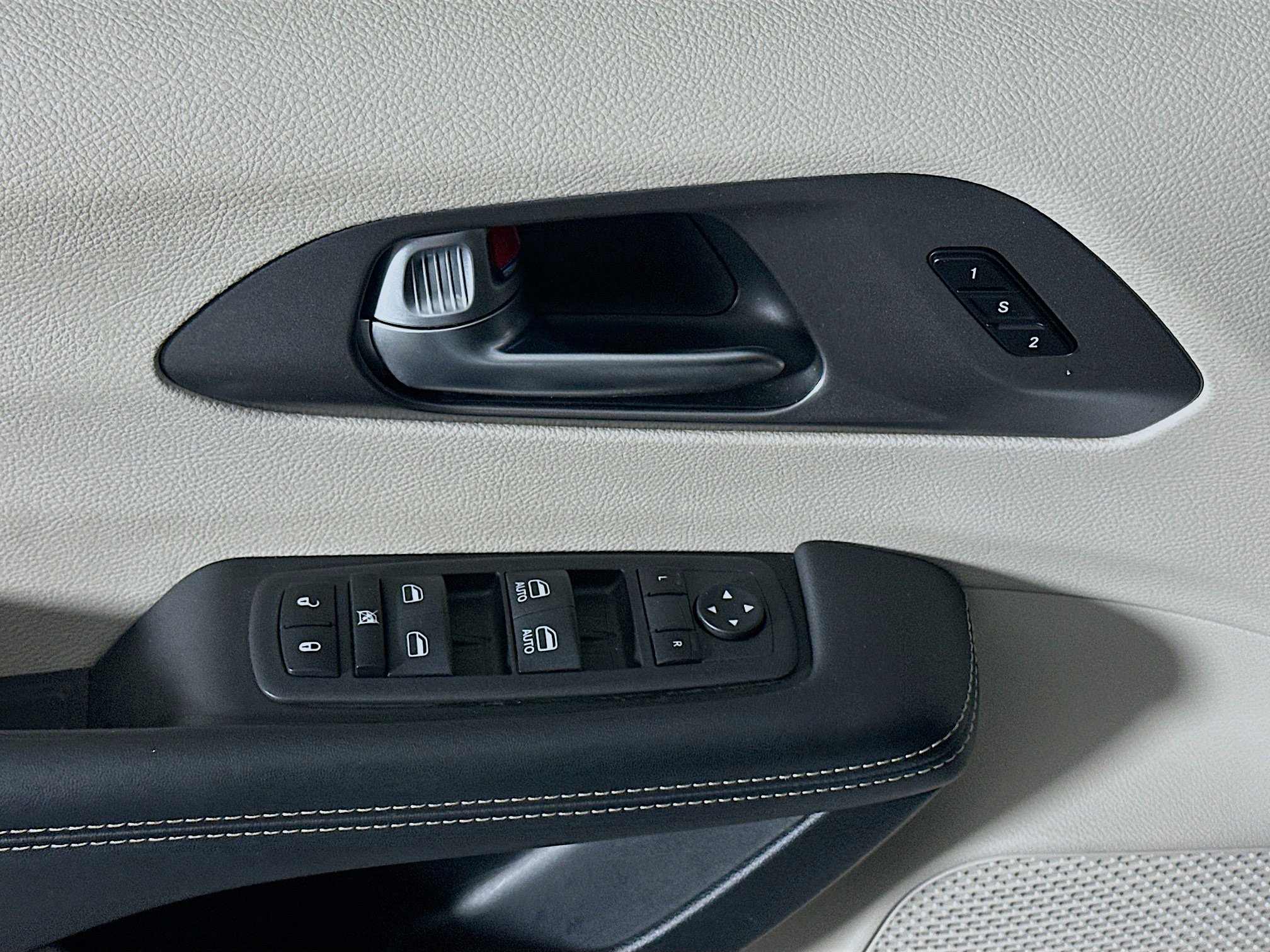 Used 2023 Chrysler Pacifica Touring-L image 15