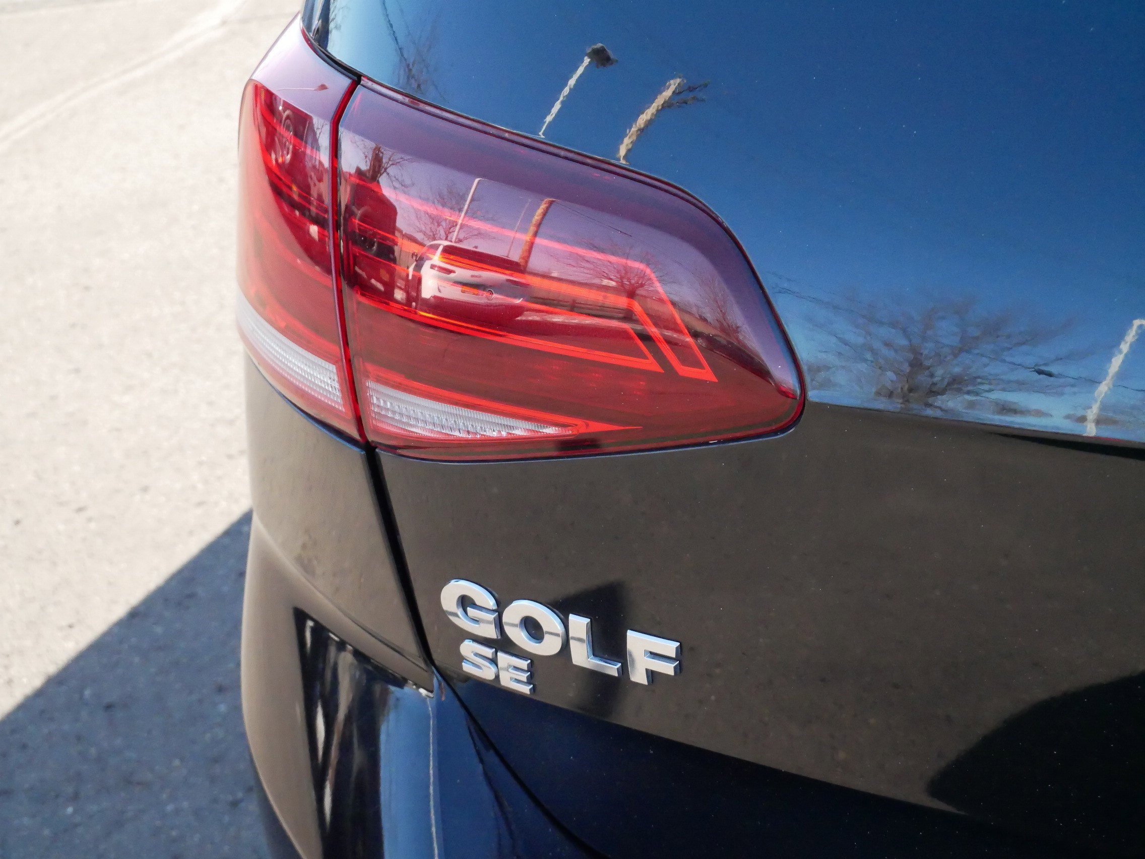 Used 2018 Volkswagen Golf SE image 17