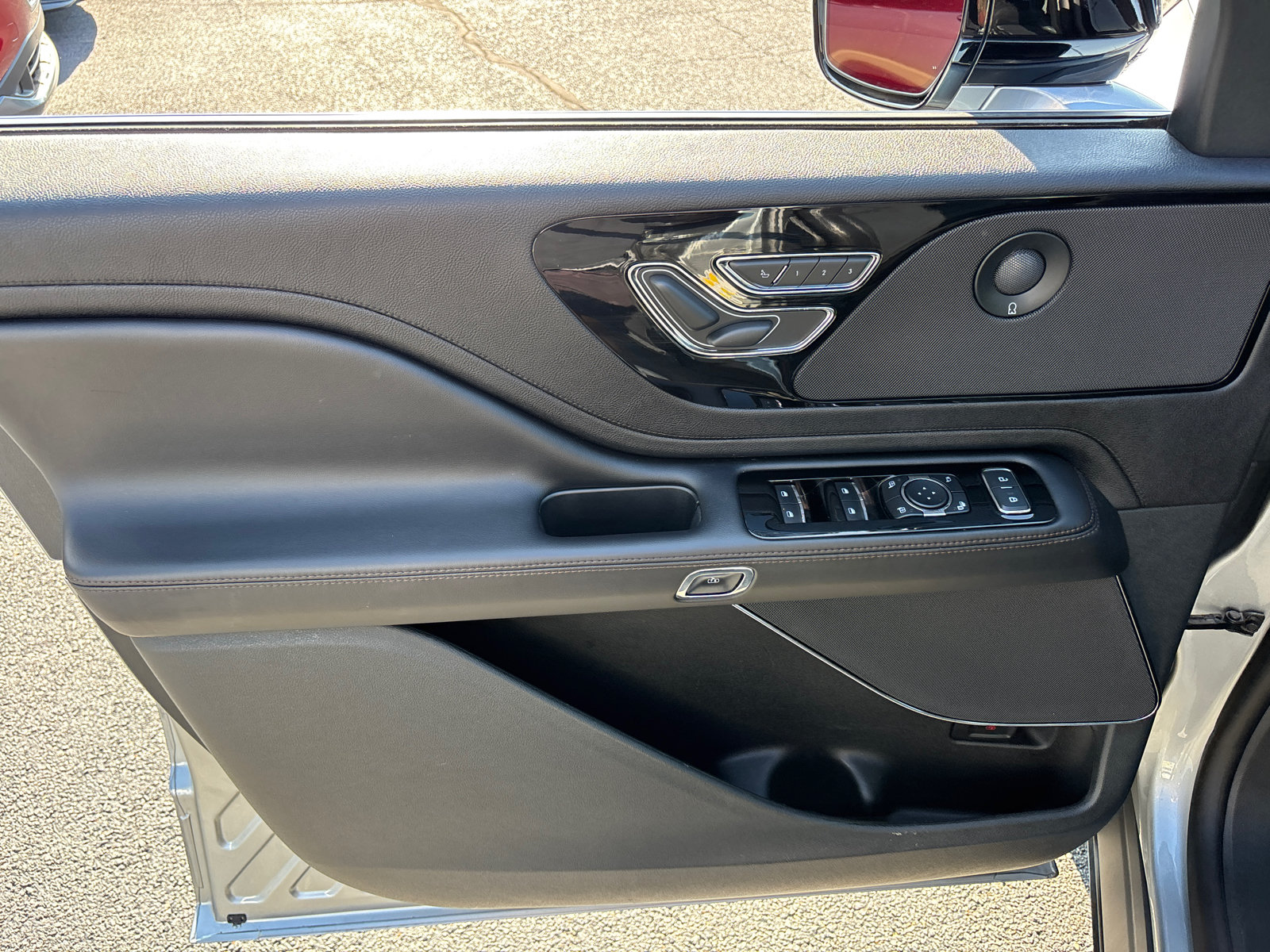 Certified 2024 Lincoln Aviator Reserve w/ Equipment Group 201A AWD/4WD image 11