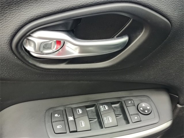 Used 2021 Jeep Cherokee Latitude Lux w/ Comfort/Convenience Group image 12