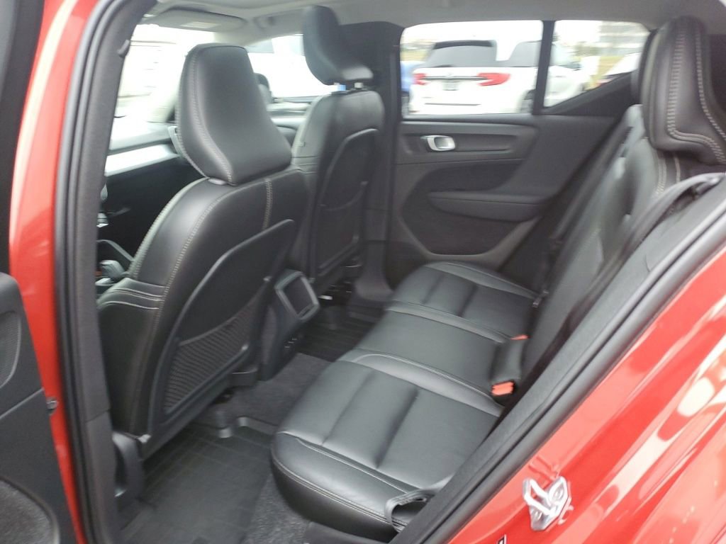Used 2021 Volvo XC40 T5 Momentum w/ Climate Package image 27