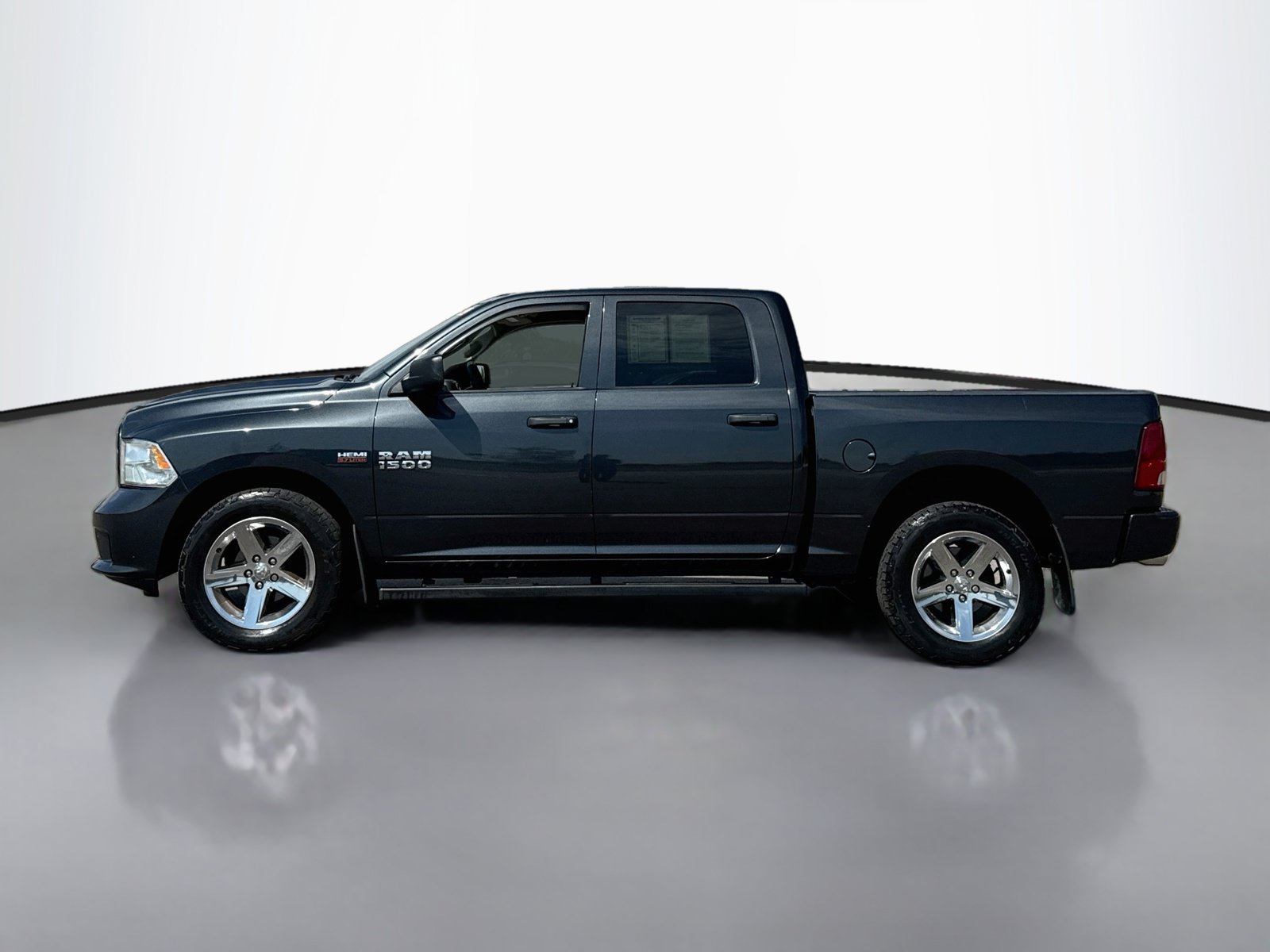 Used 2018 RAM 1500 Express w/ Express Value Package AWD/4WD image 4