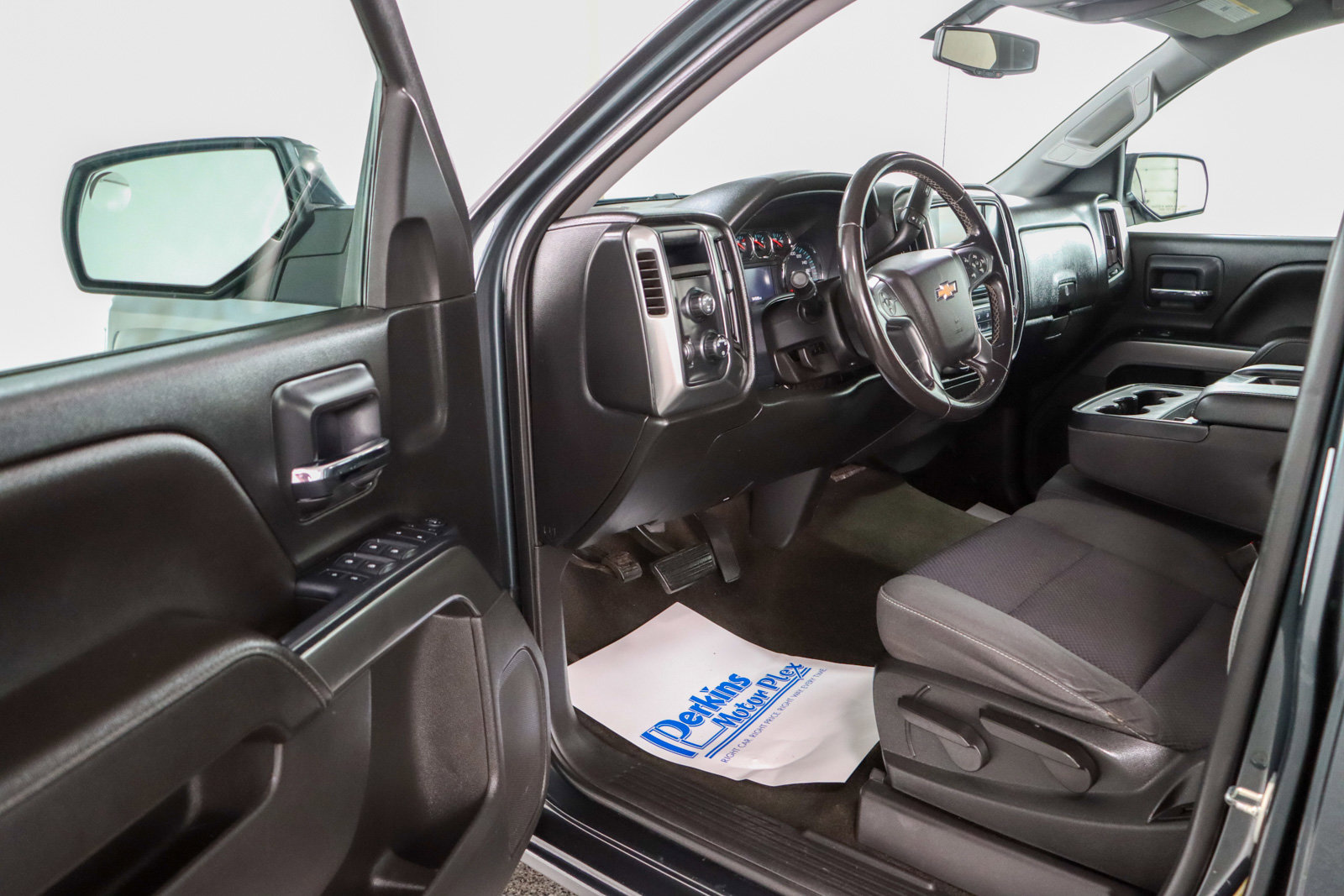 Used 2018 Chevrolet Silverado 1500 LT AWD/4WD image 3