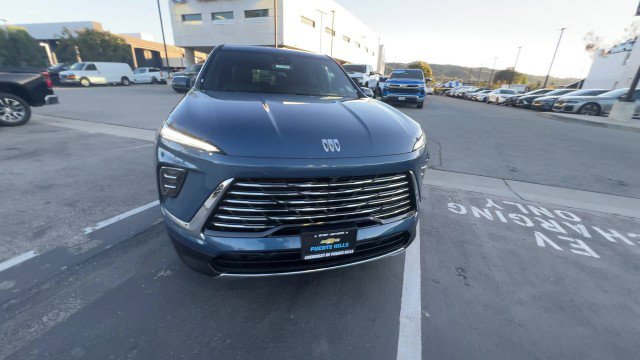 Used 2025 Buick Enclave Preferred image 3