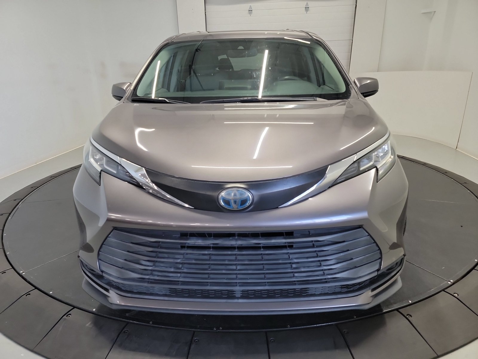 Used 2021 Toyota Sienna LE w/ LE Plus Package AWD/4WD image 2