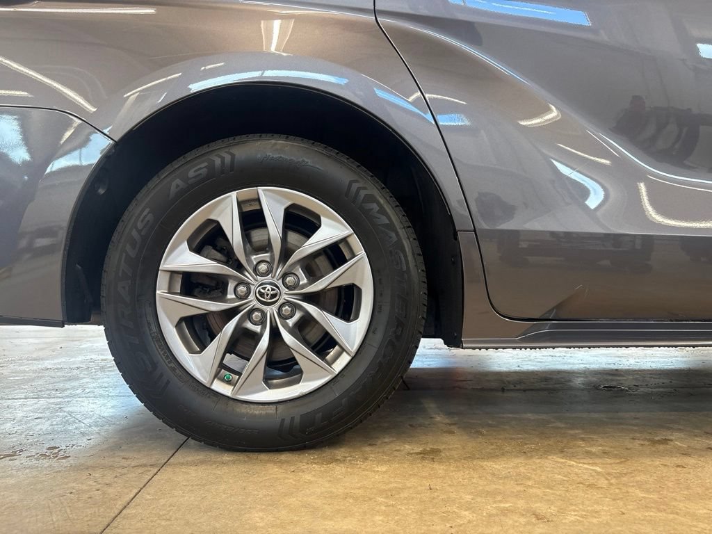 Used 2021 Toyota Sienna XLE AWD/4WD image 26