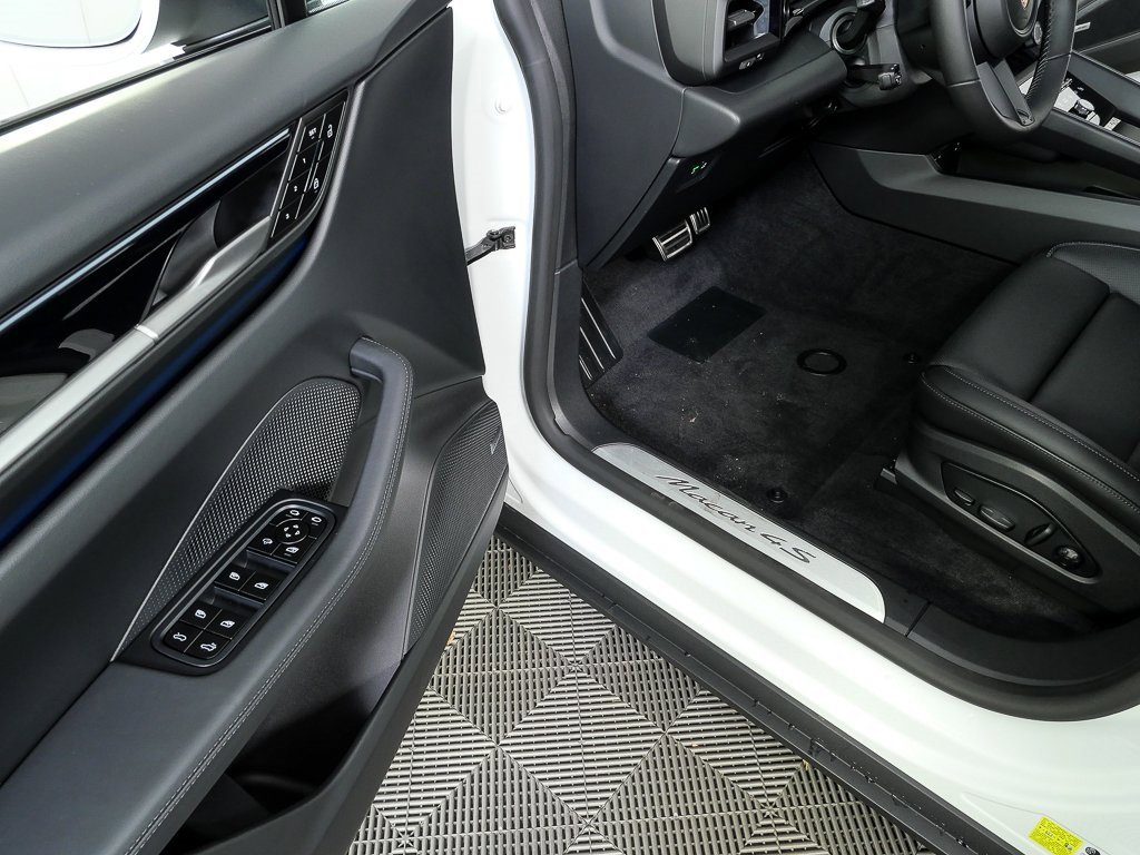 New 2025 Porsche Macan 4S Electric image 8
