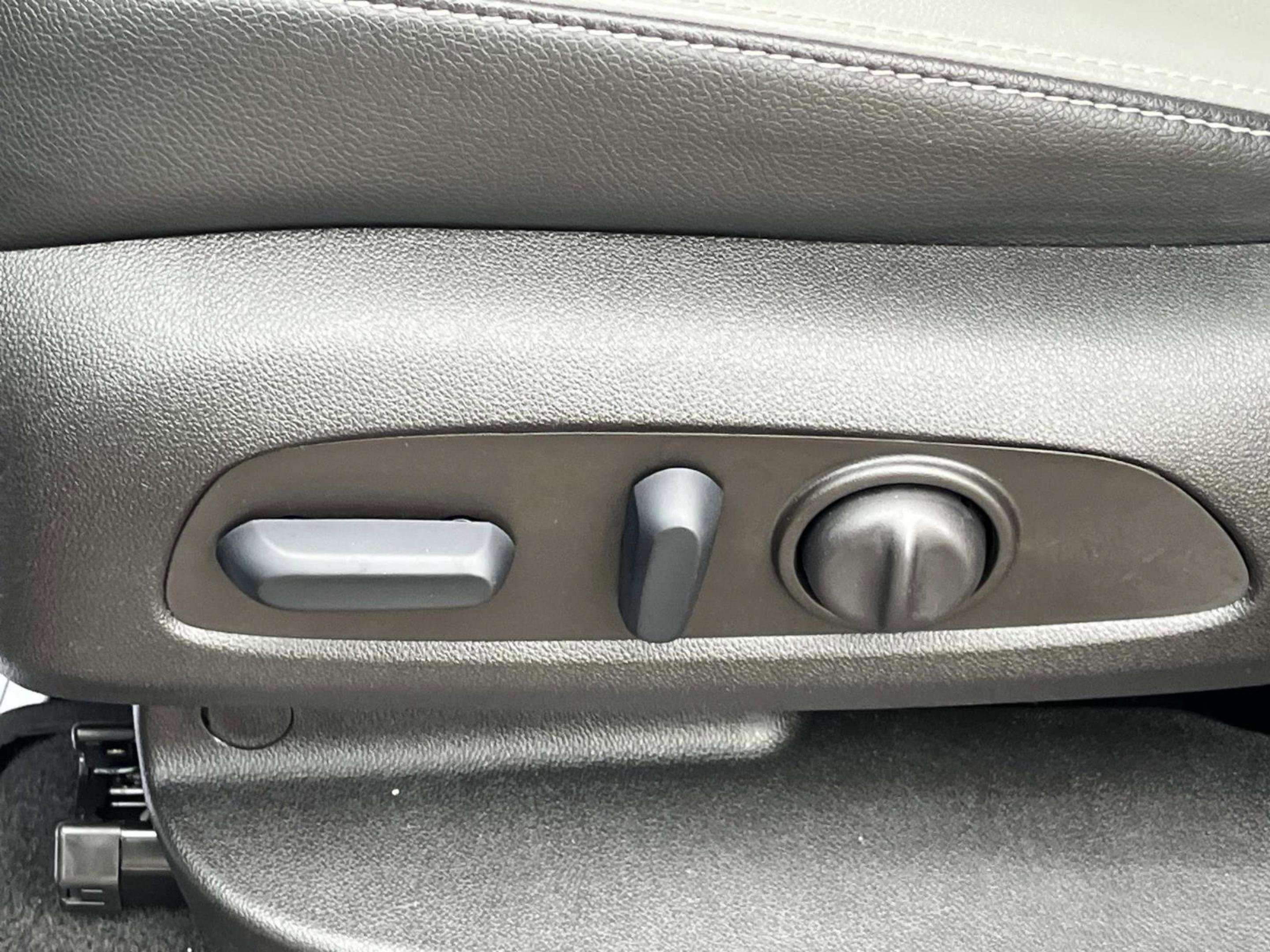 Used 2023 GMC Terrain SLT w/ Infotainment Package II image 33