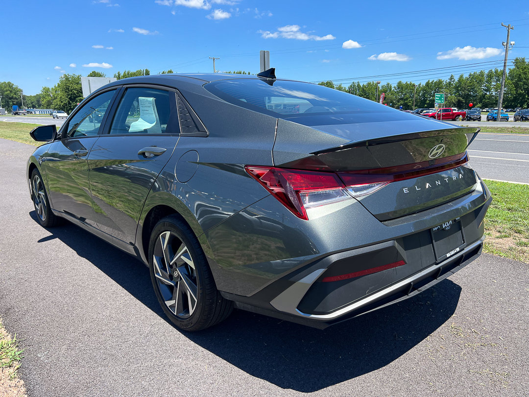 Used 2025 Hyundai Elantra Sport FWD image 3
