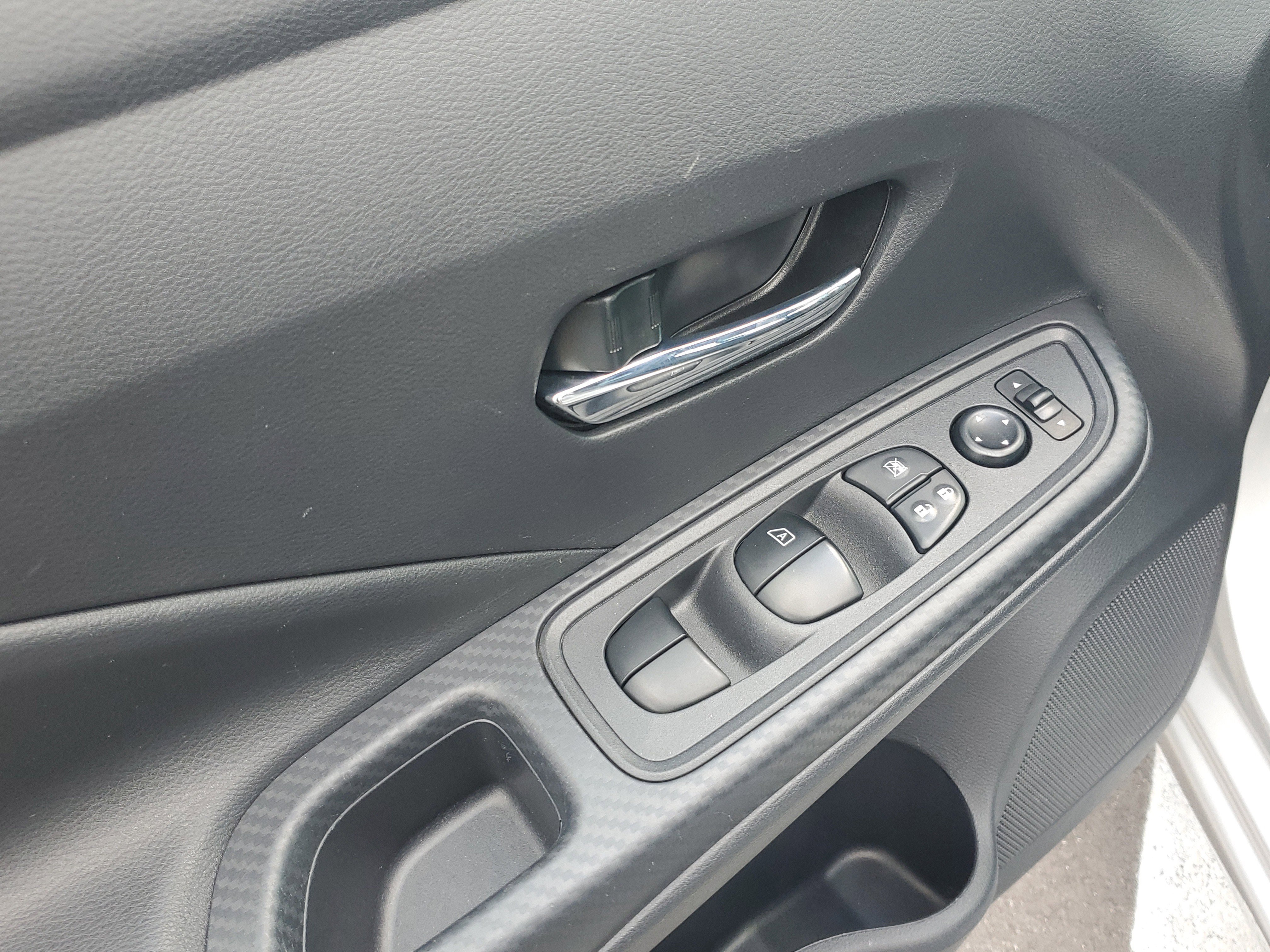 Used 2025 Nissan Versa SV FWD image 9