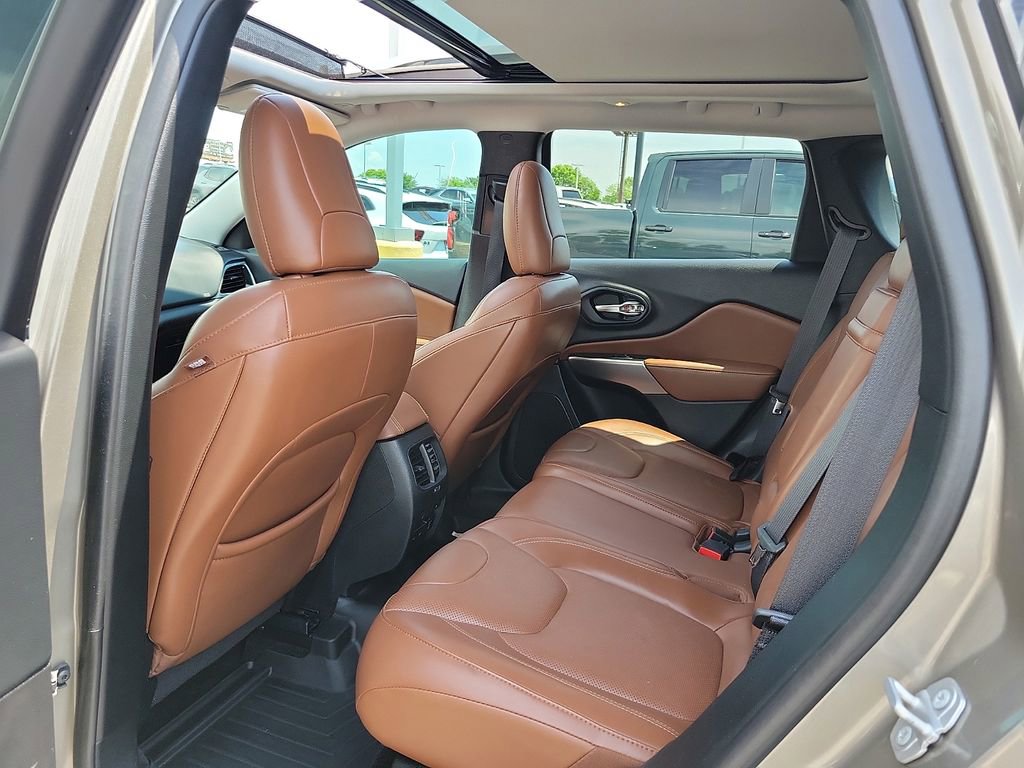 Used 2019 Jeep Cherokee Overland w/ Technology Group AWD/4WD image 9