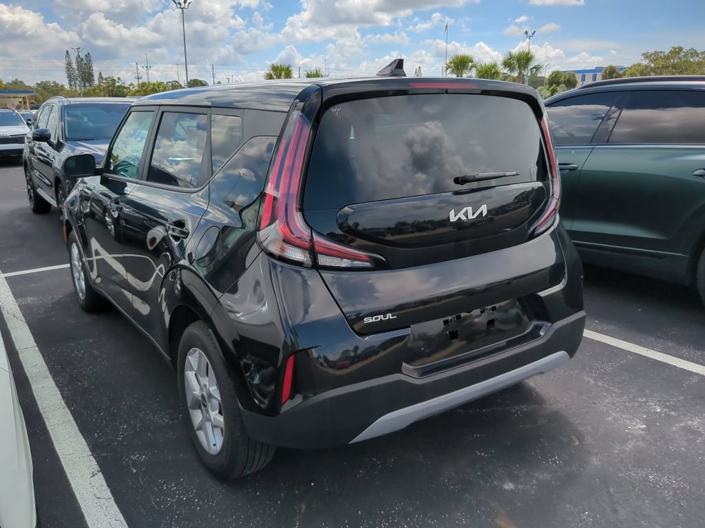 Certified 2025 Kia Soul LX w/ LX Technology Package FWD image 6