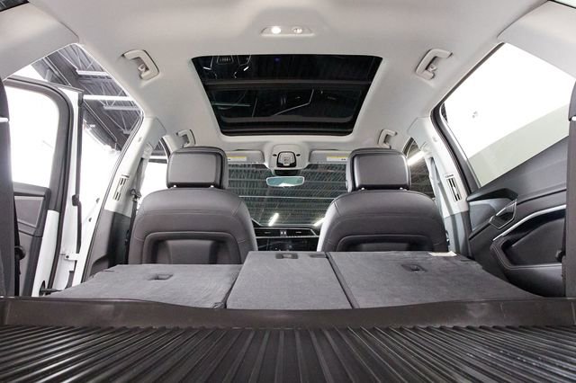 Used 2023 Audi e-tron Premium Plus w/ Premium Plus Package AWD/4WD image 30