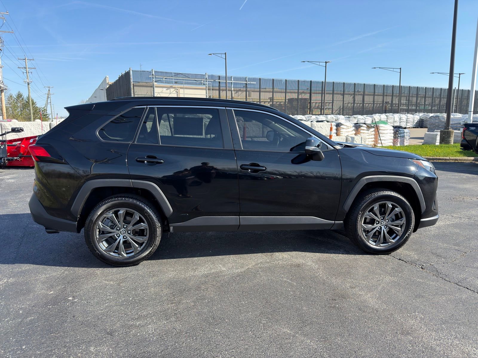 Used 2022 Toyota RAV4 XLE Premium image 9