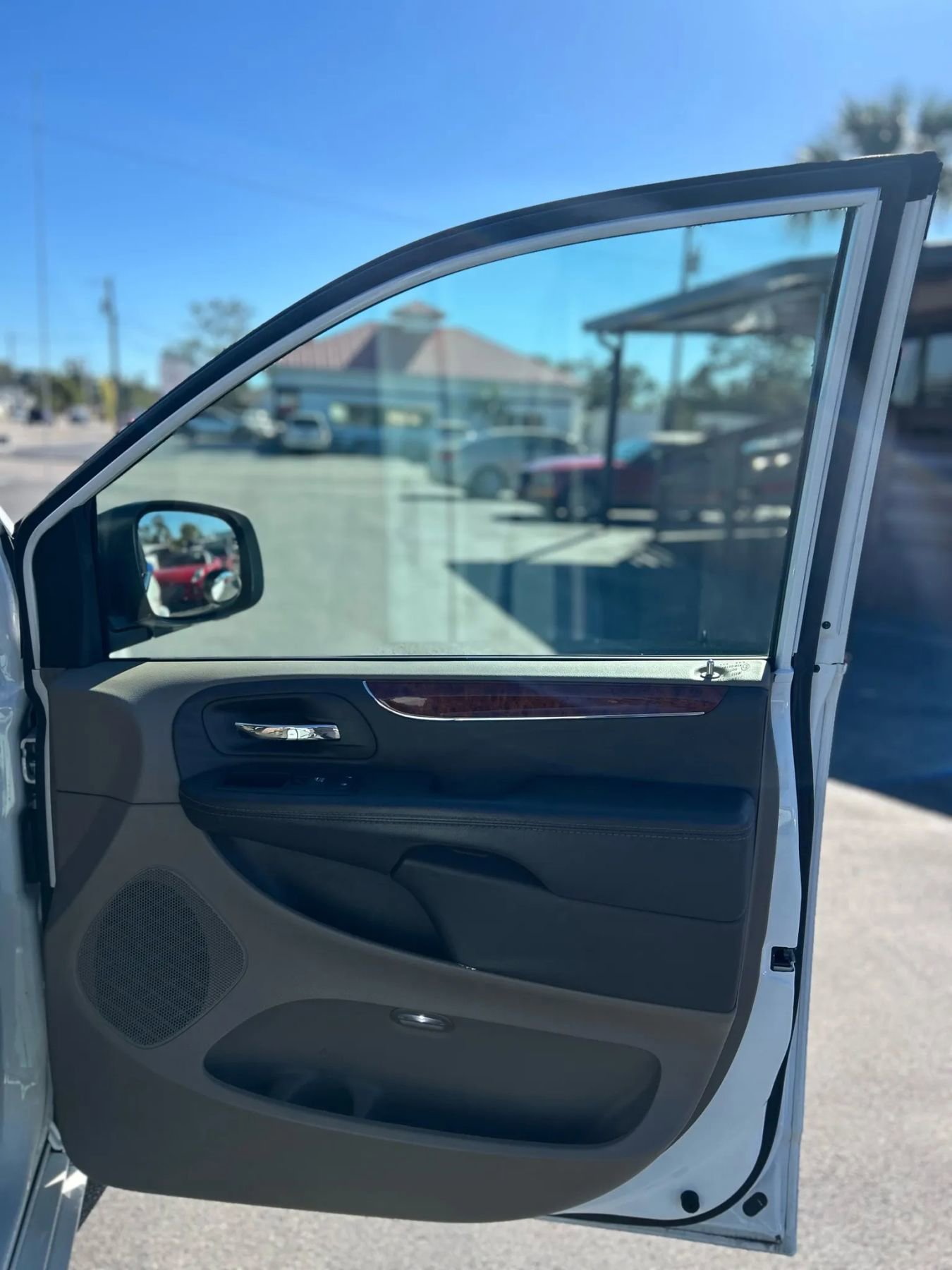 Used 2016 Chrysler Town & Country Touring image 14