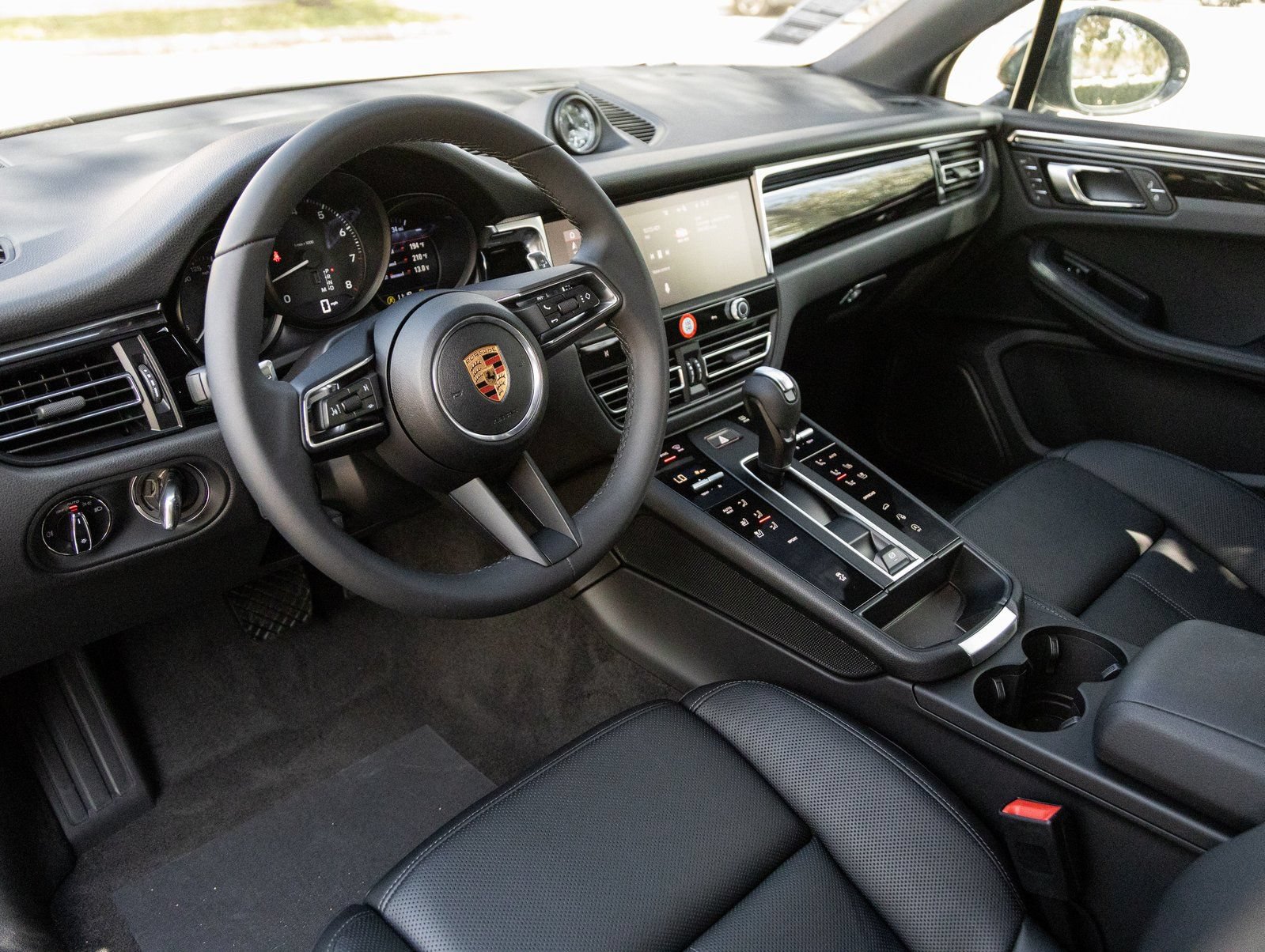 Certified 2026 Porsche Macan AWD/4WD image 4