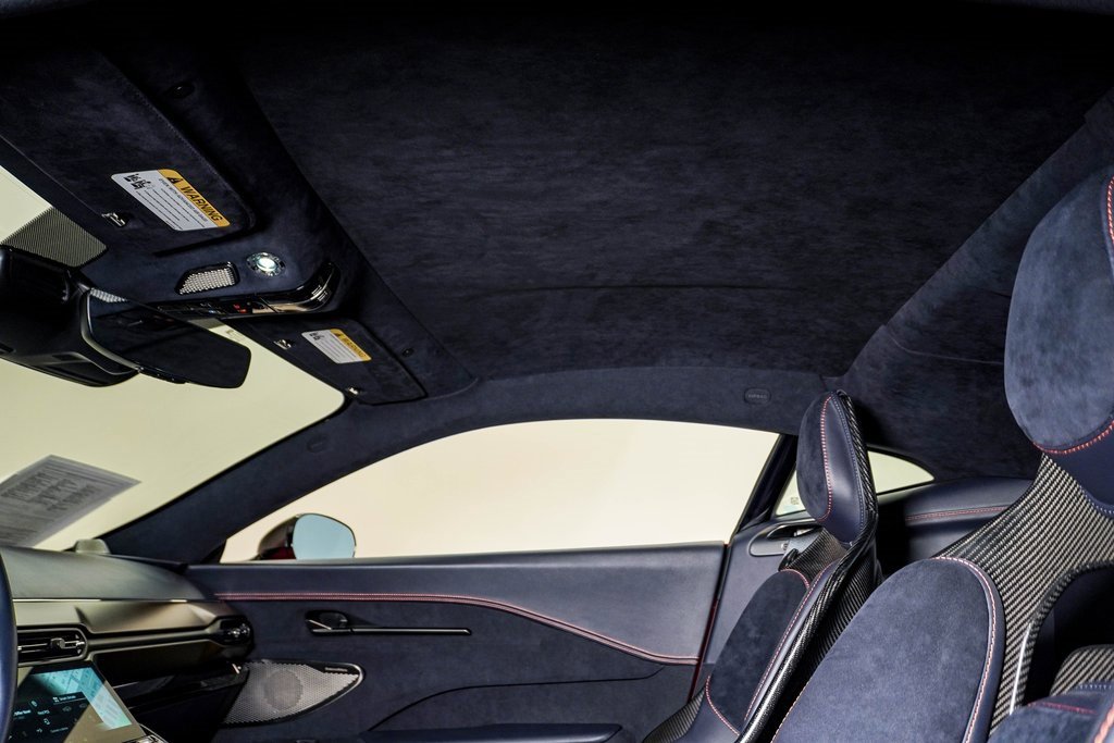 Used 2025 Aston Martin V8 Vantage Coupe image 22