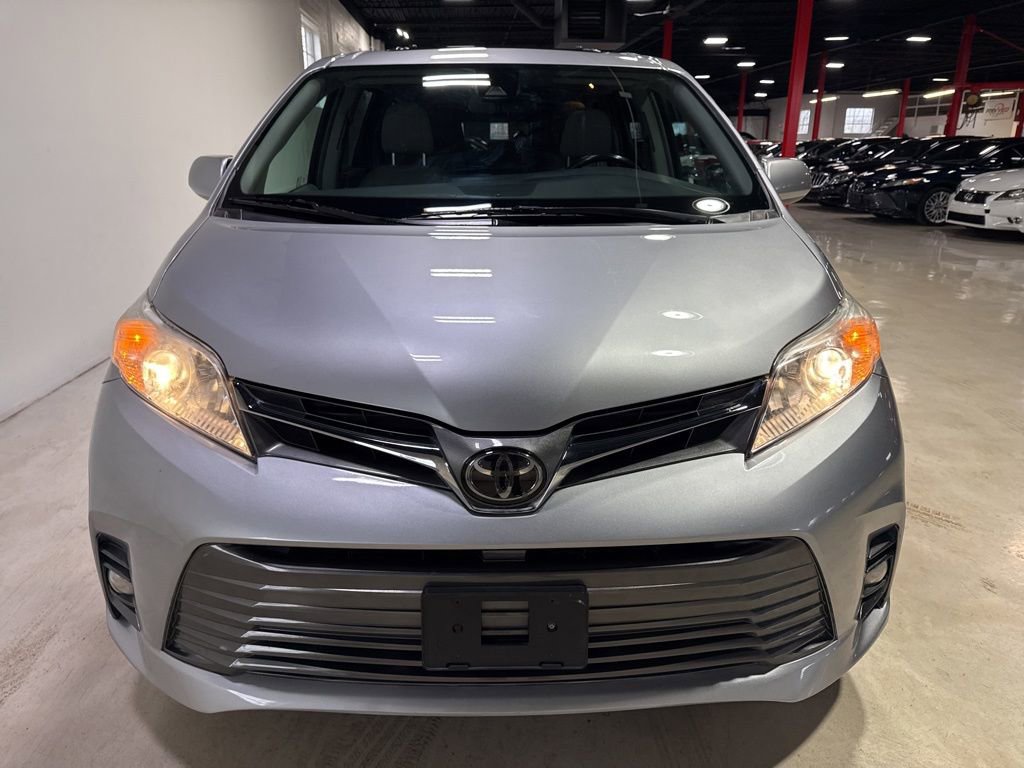 Used 2018 Toyota Sienna XLE Premium w/ Carpet Mat Package image 9