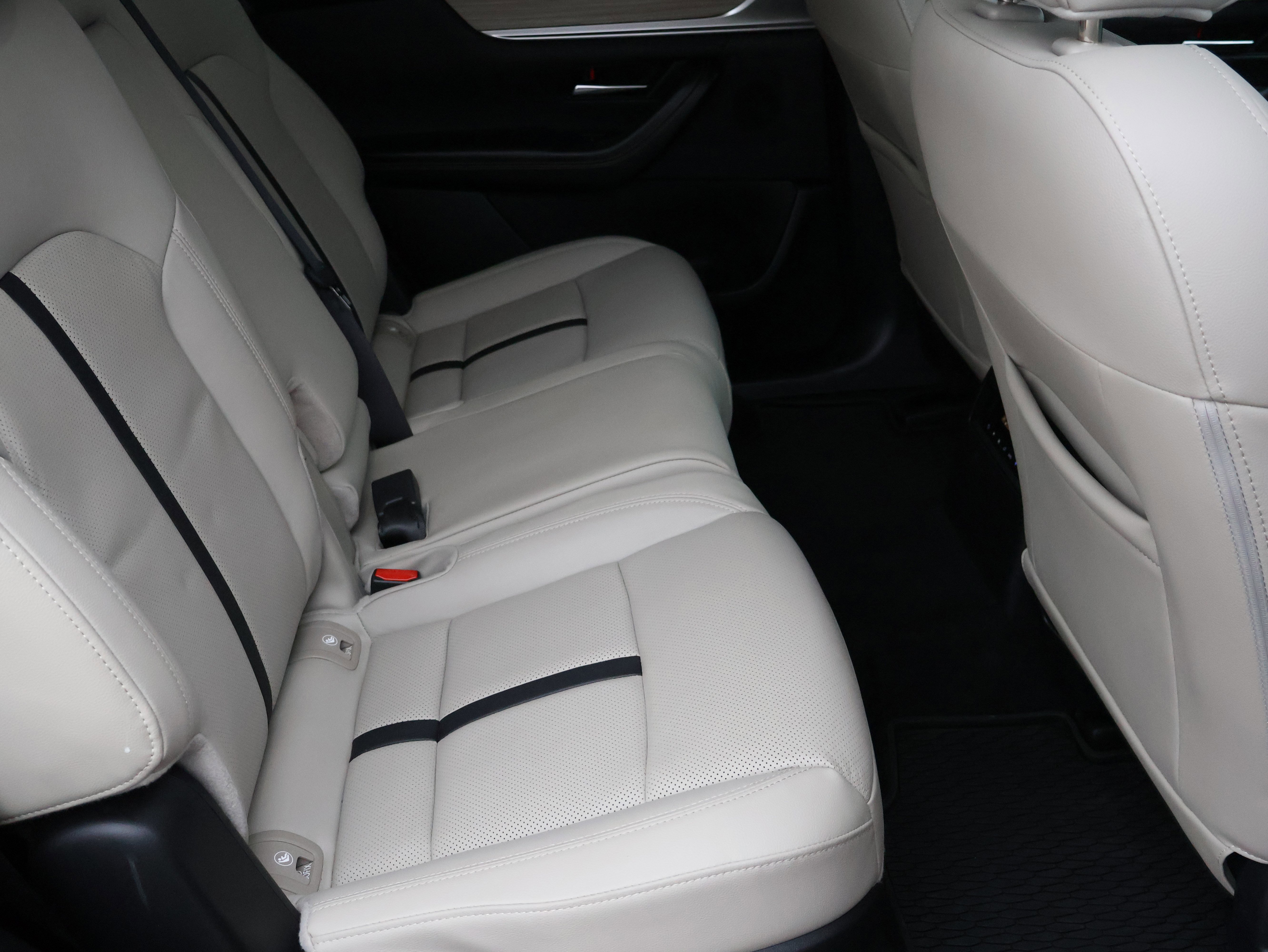 Used 2025 MAZDA CX-70 Plug-In Hybrid w/ Premium Pkg image 14