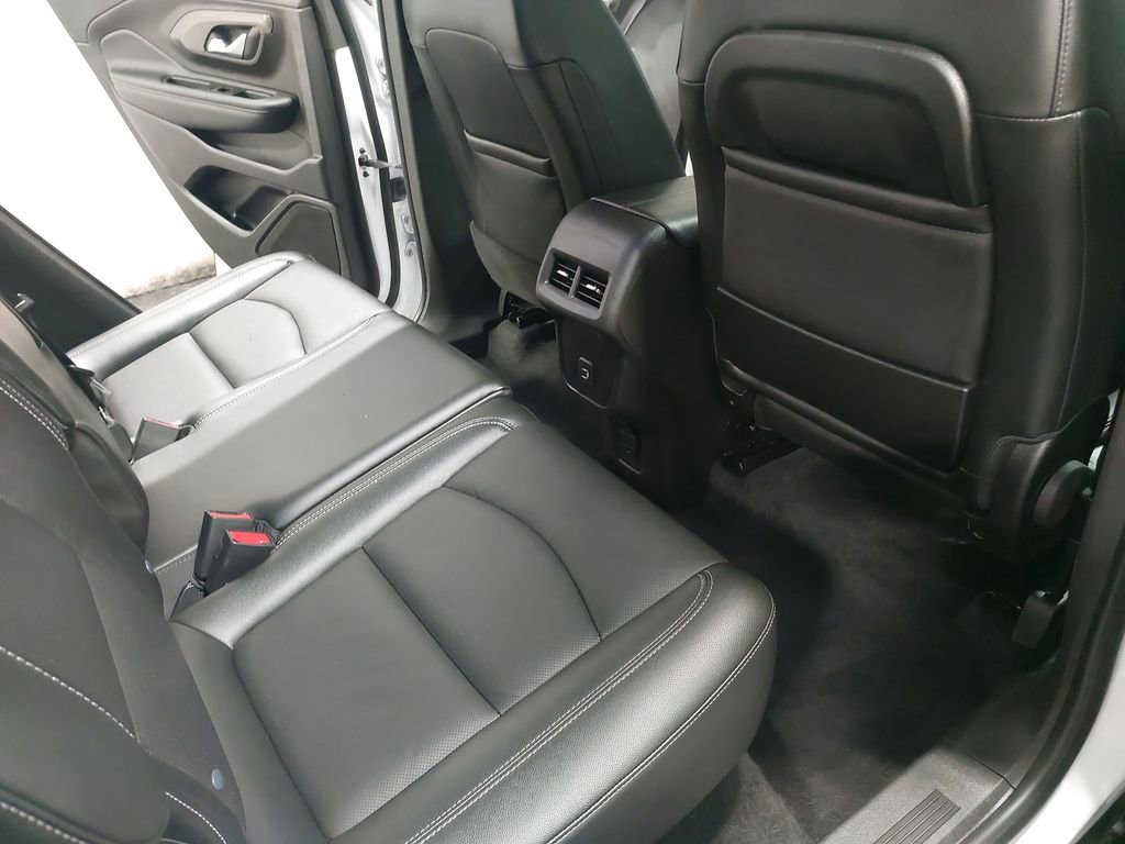 Used 2024 GMC Terrain SLT image 11