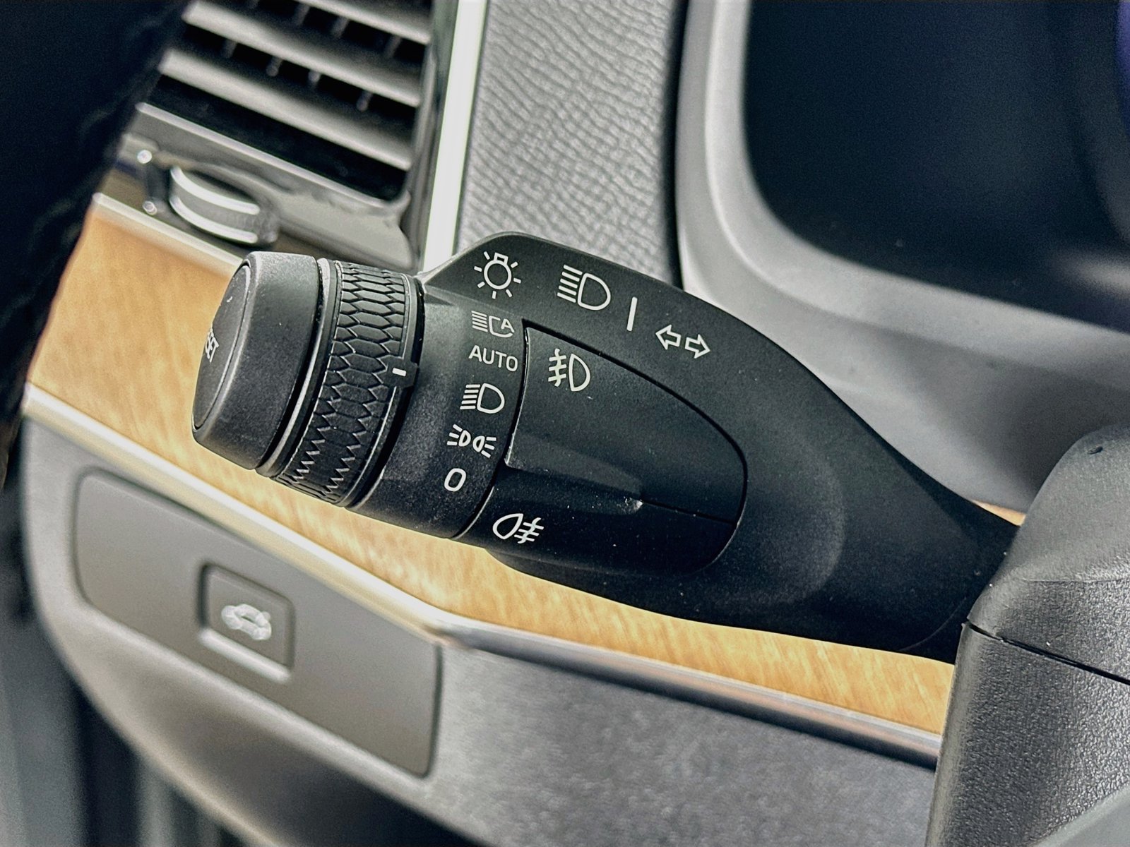 Certified 2025 Volvo XC90 B6 Plus AWD/4WD image 20