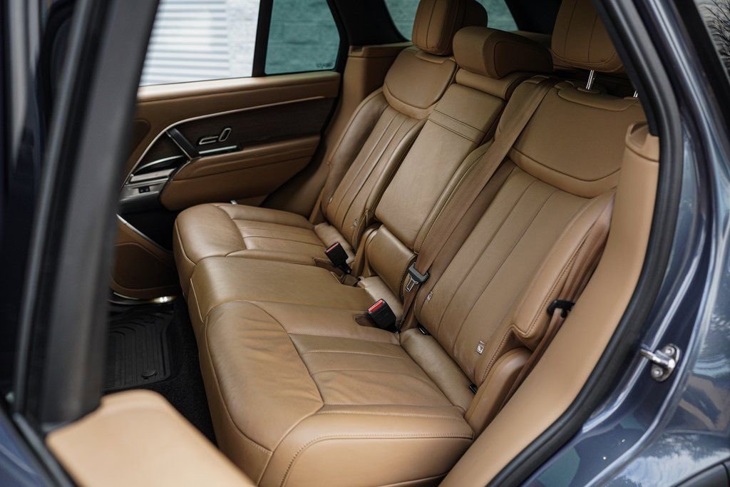 Used 2025 Land Rover Range Rover SE image 24