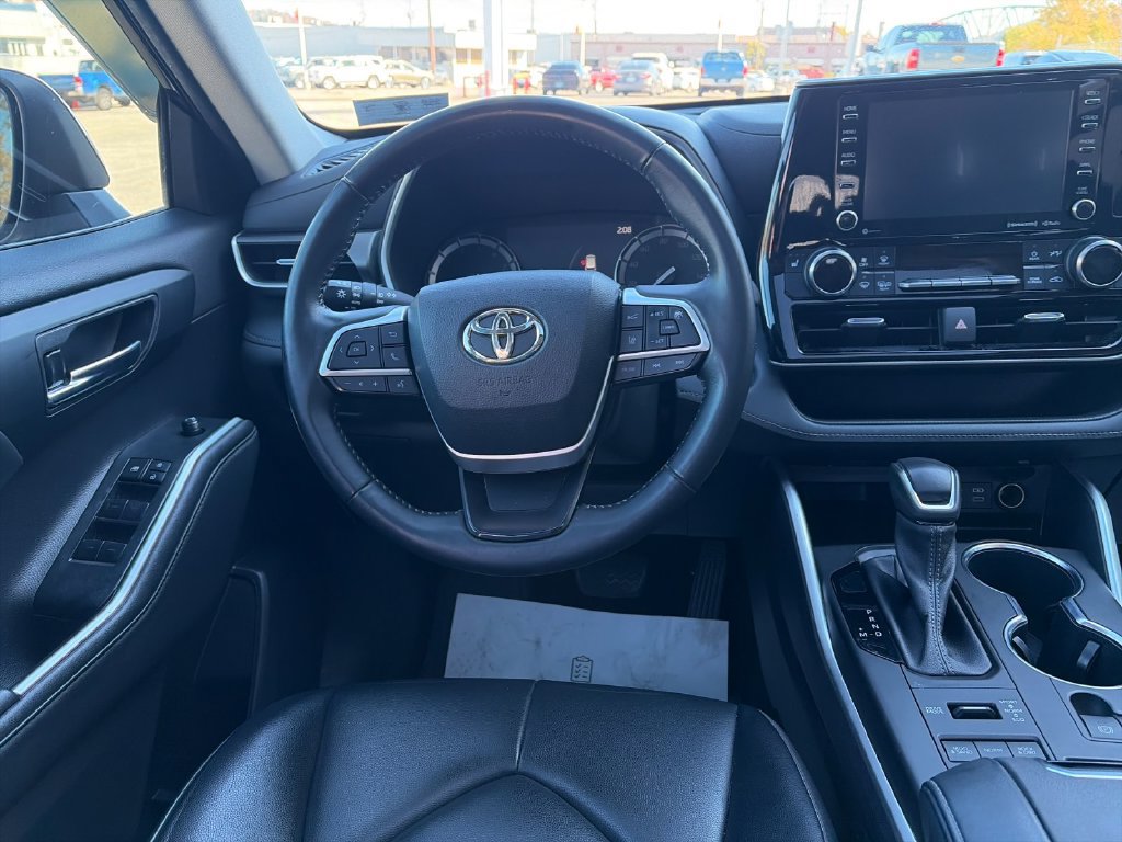 Used 2022 Toyota Highlander XLE AWD/4WD image 17