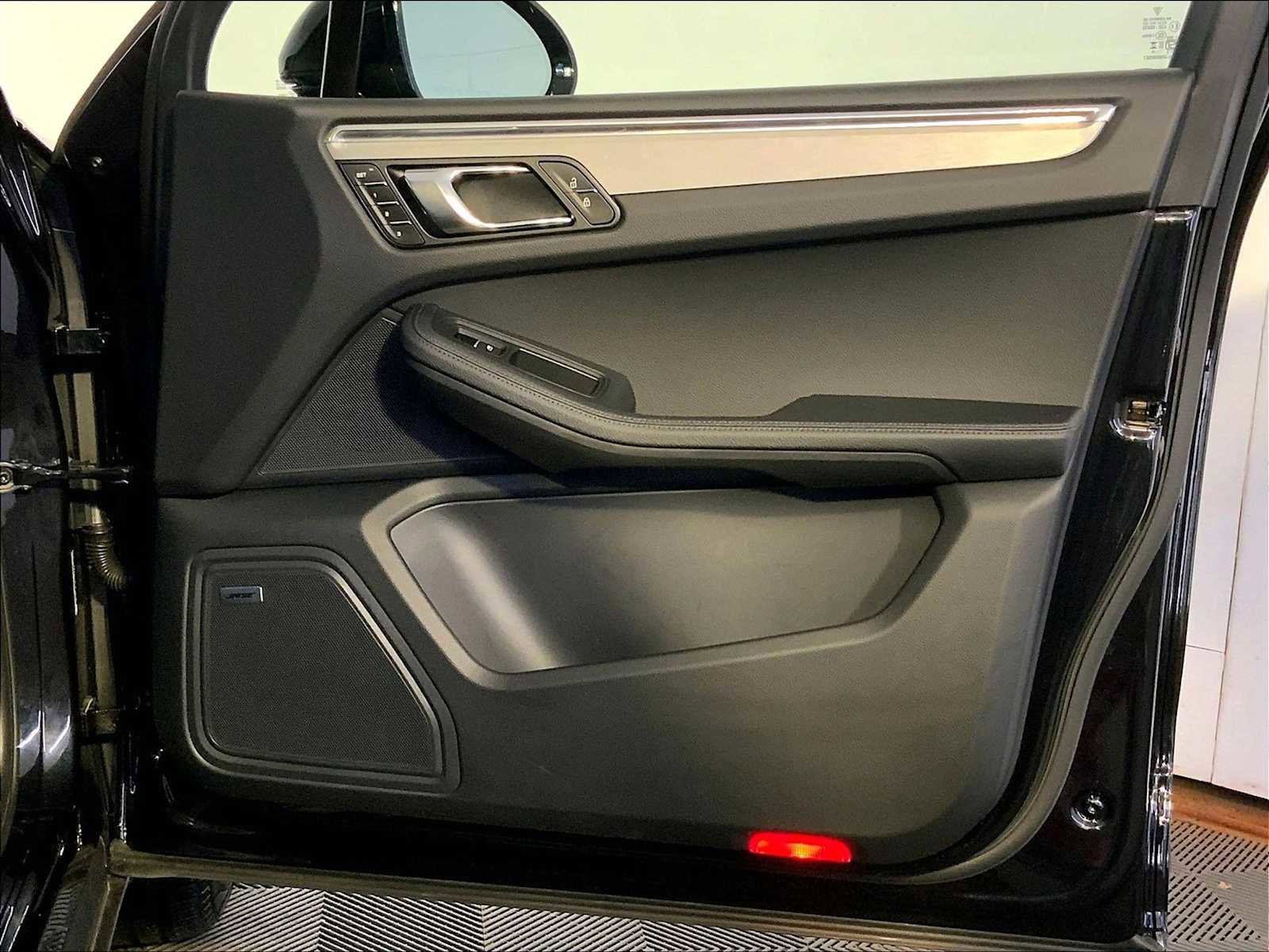 Certified 2025 Porsche Macan image 26