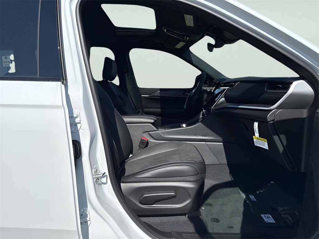 New 2025 Jeep Grand Cherokee L Altitude image 10