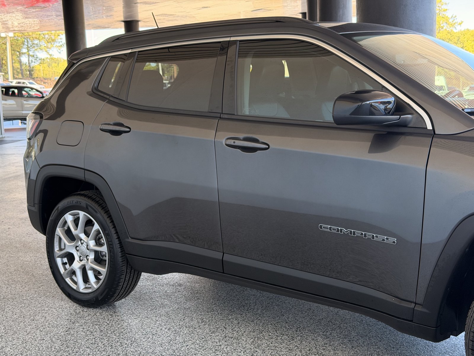 Used 2022 Jeep Compass Latitude w/ Sun and Sound Group AWD/4WD image 13