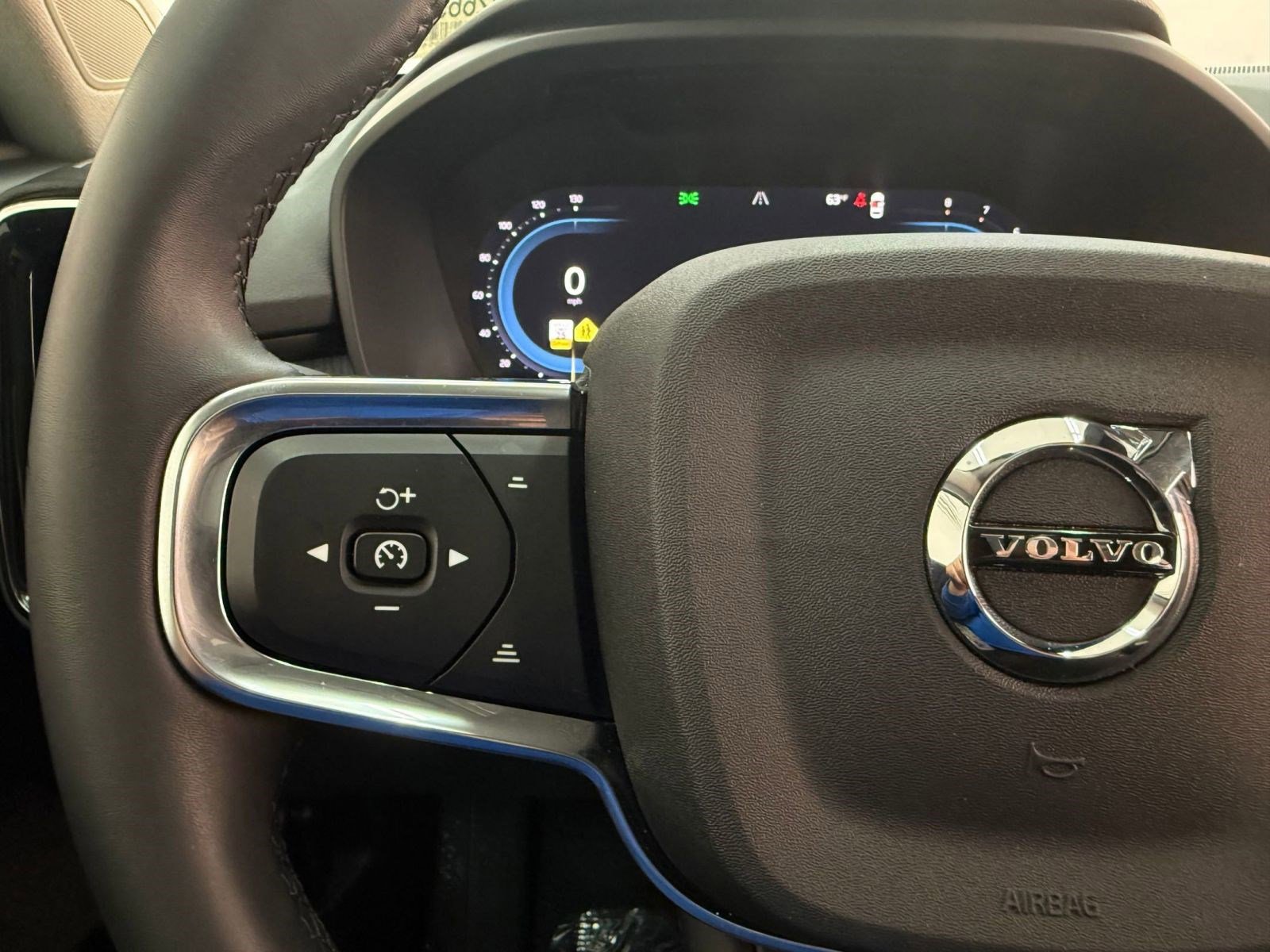 Used 2024 Volvo XC40 B5 Plus image 14