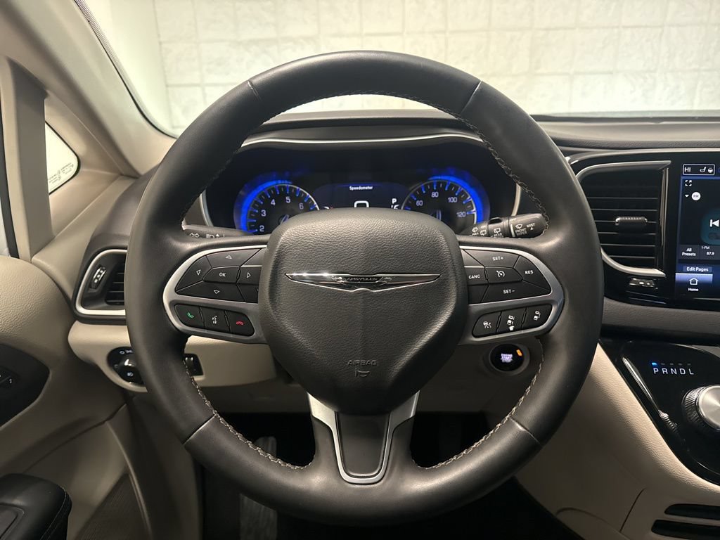 Used 2023 Chrysler Pacifica Touring-L FWD image 18