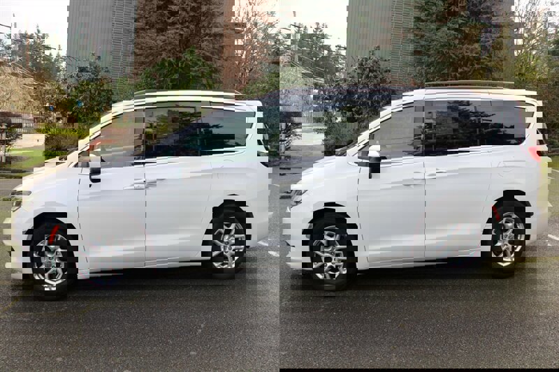 Used 2020 Chrysler Voyager Lxi image 13