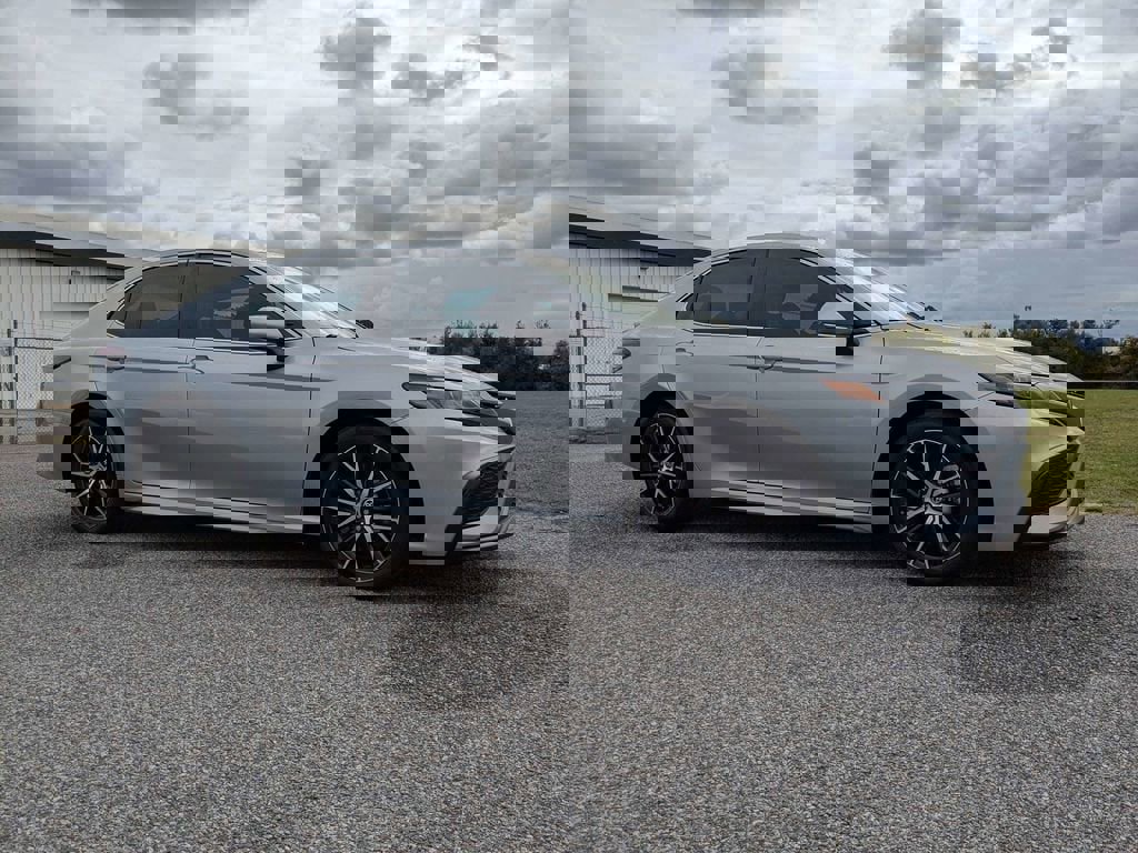 Used 2024 Toyota Camry SE image 3