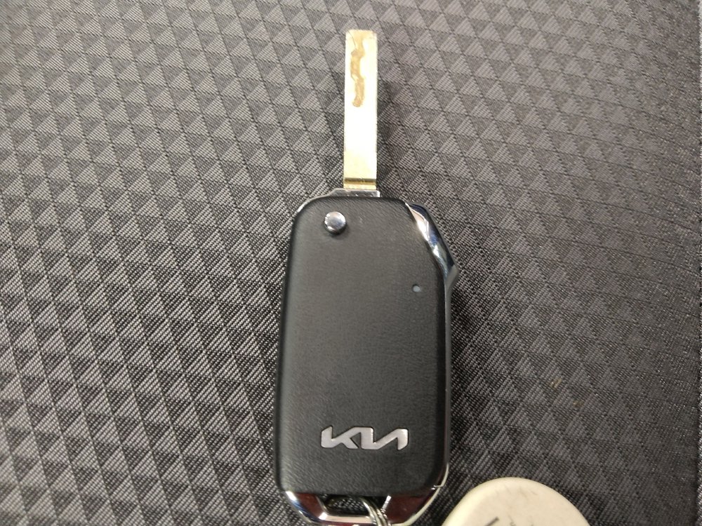 Used 2025 Kia Soul LX image 32