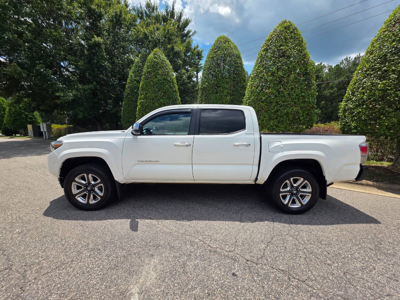 Used 2016 Toyota Tacoma Limited w/ Towing Package AWD/4WD image 2