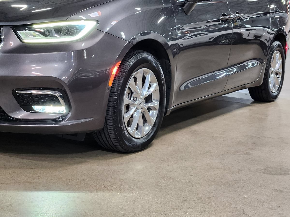 Used 2022 Chrysler Pacifica Touring-L w/ Uconnect Theater Family Group AWD/4WD image 17
