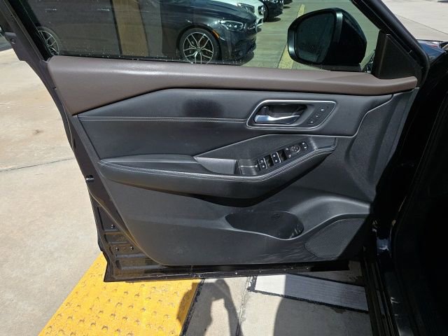 Used 2023 Nissan Rogue Platinum w/ Platinum Premium Package image 11
