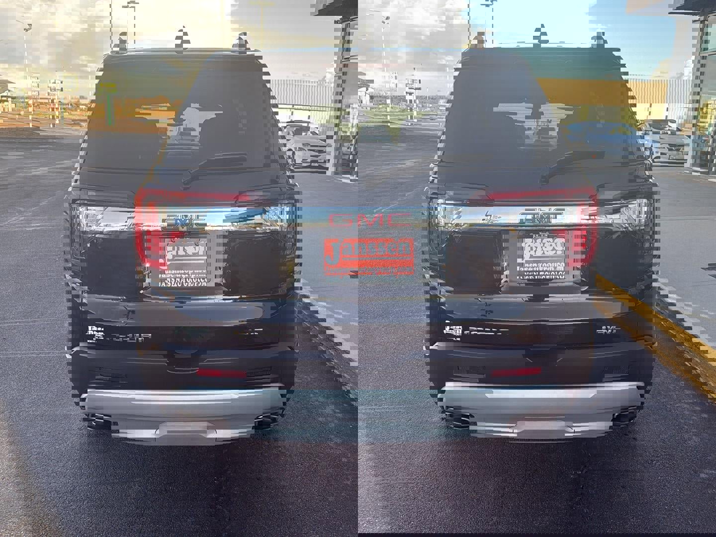 Used 2023 GMC Acadia SLE w/ Driver Convenience Package image 3