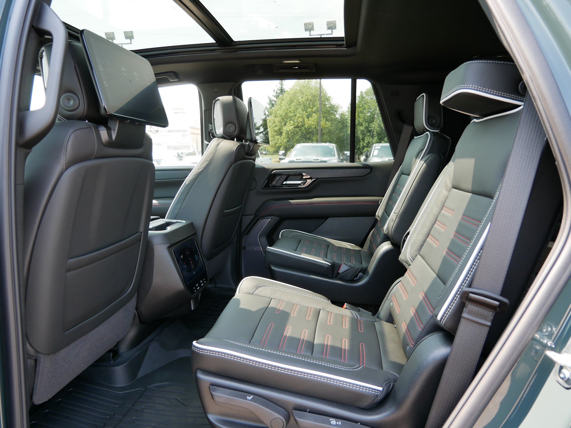 New 2026 GMC Yukon AT4 Ultimate w/ LPO, Floor Liner Package AWD/4WD image 11