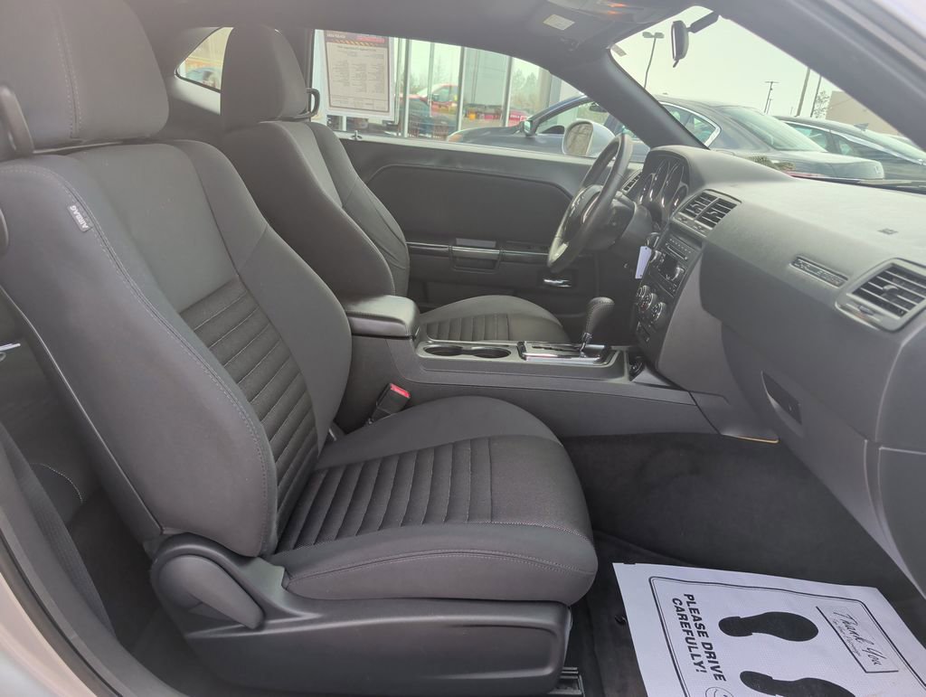 Used 2014 Dodge Challenger SXT image 19