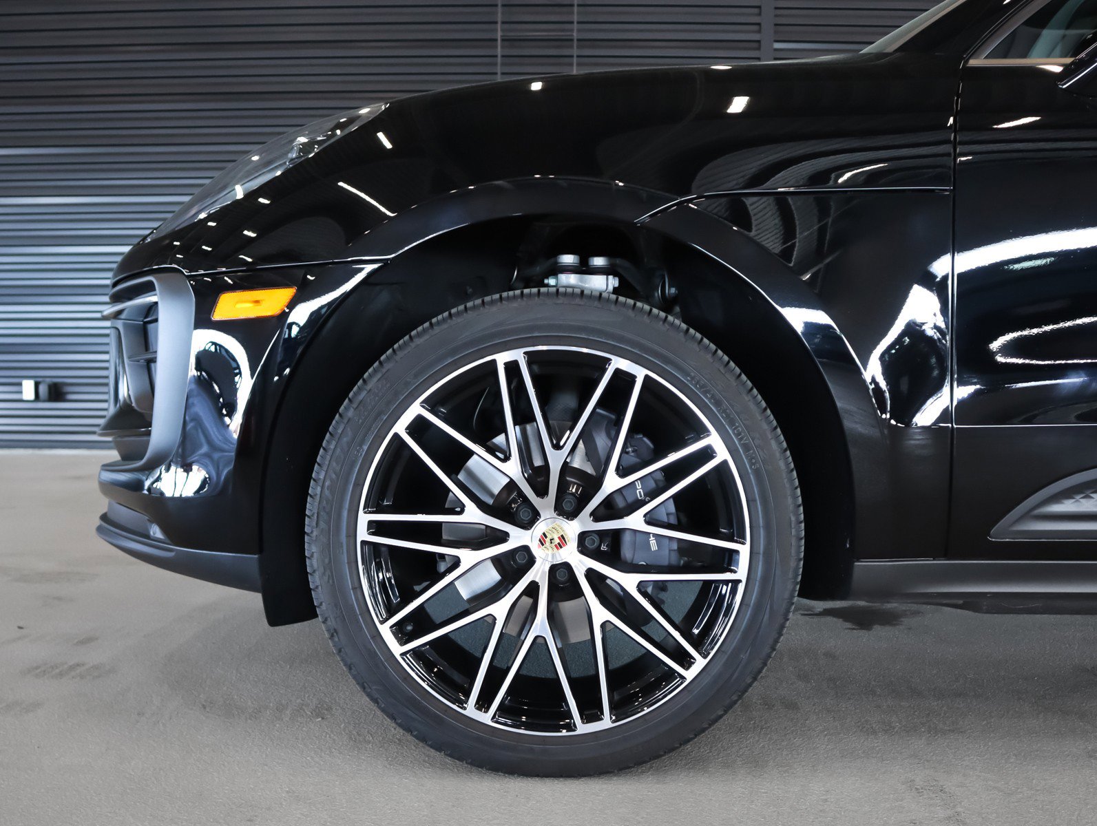 Certified 2025 Porsche Macan image 12