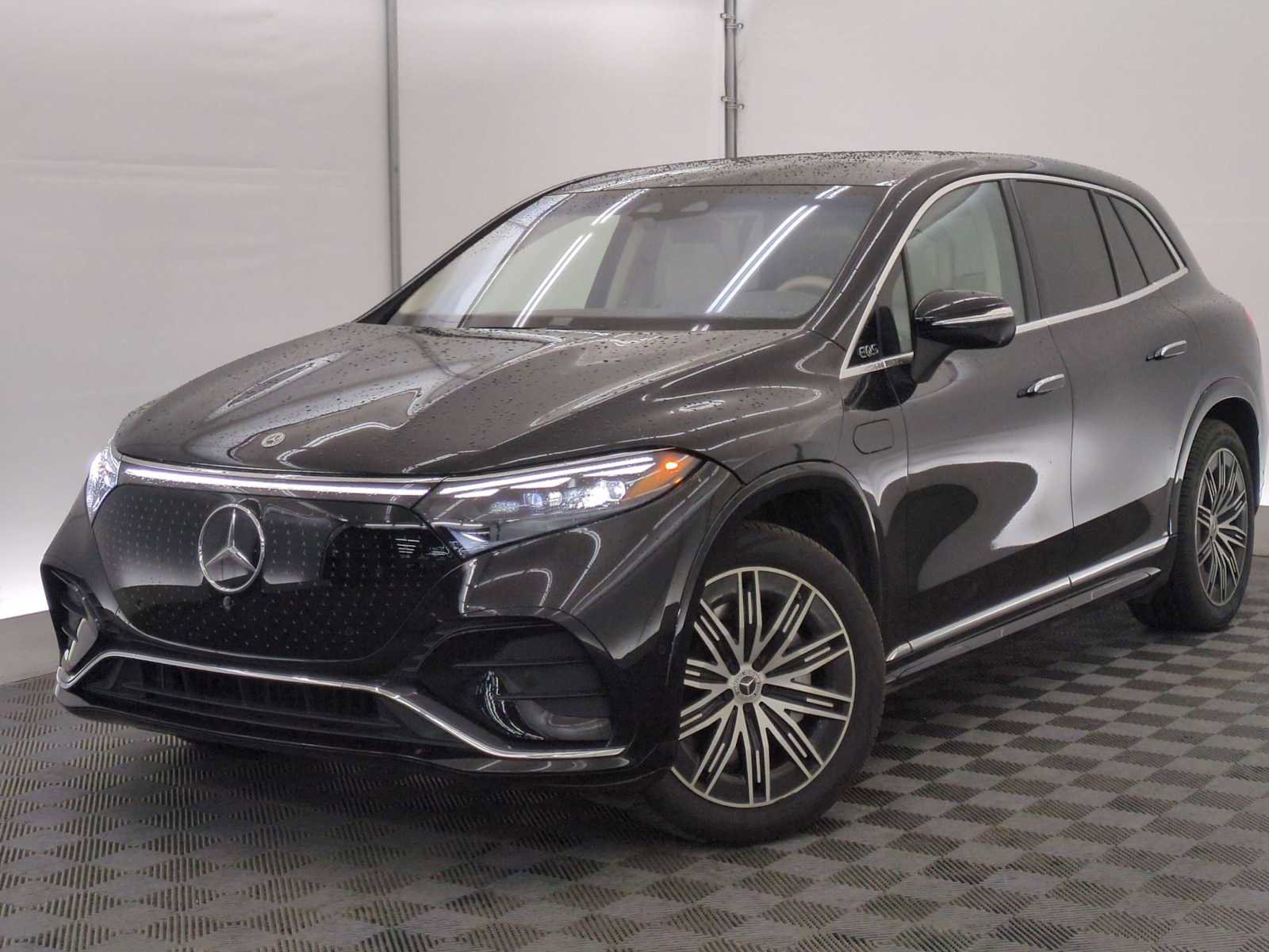 Used 2023 Mercedes-Benz EQS 580 4MATIC SUV image 2