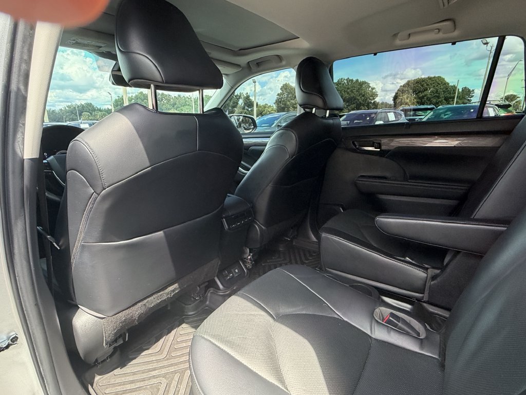 Used 2023 Toyota Highlander Limited FWD image 19