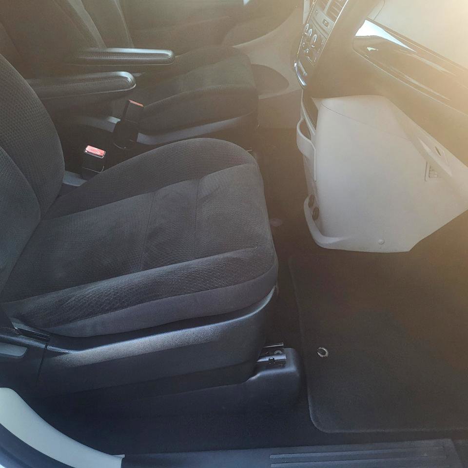 Used 2018 Dodge Grand Caravan SE w/ UConnect Hands-Free Group image 21