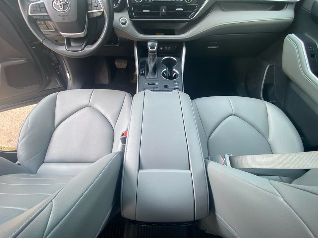 Used 2023 Toyota Highlander XLE AWD/4WD image 11