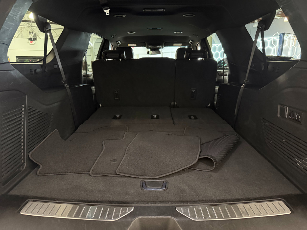 Used 2023 Chevrolet Suburban Premier image 25