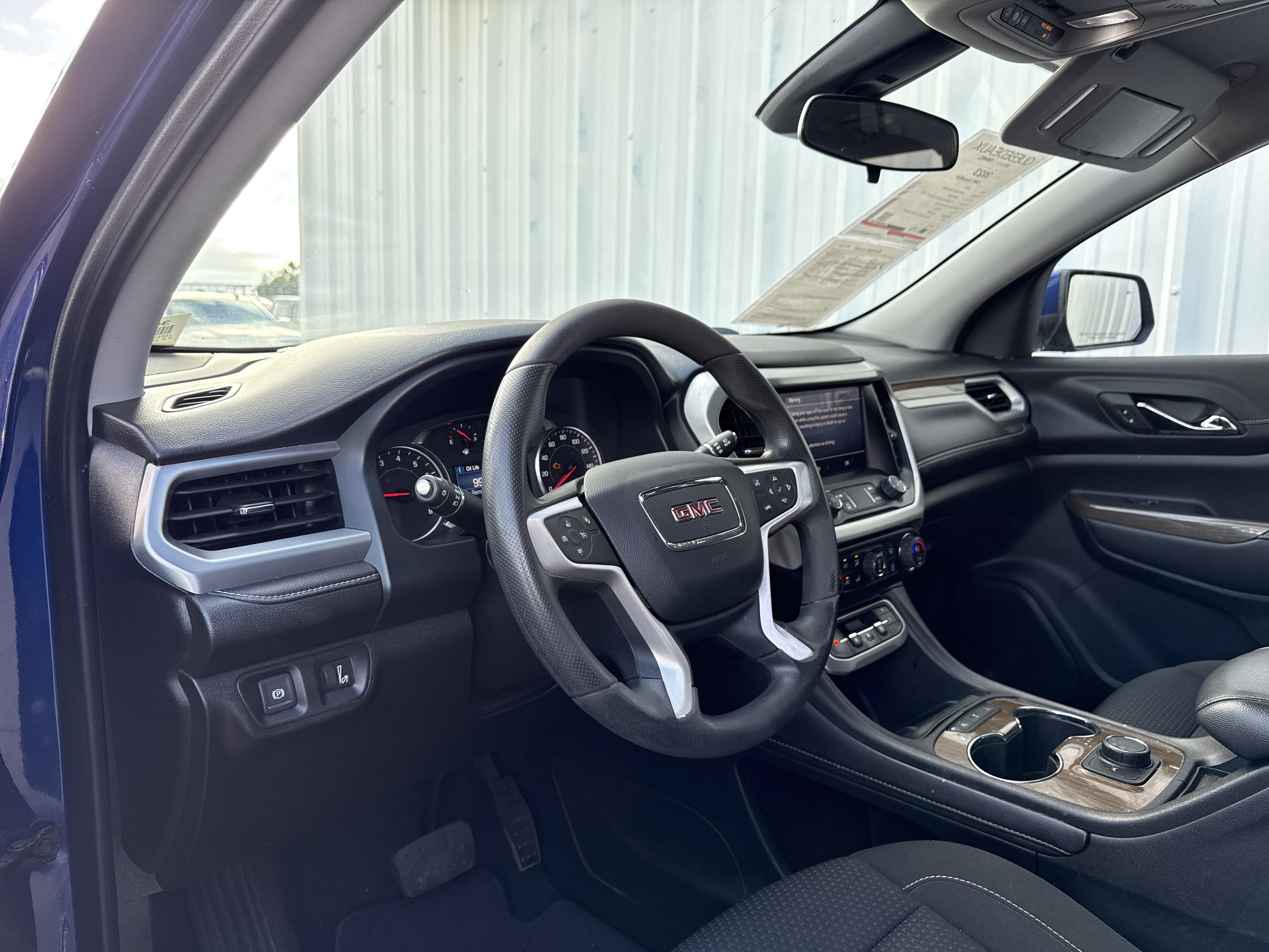 Used 2023 GMC Acadia SLE image 12