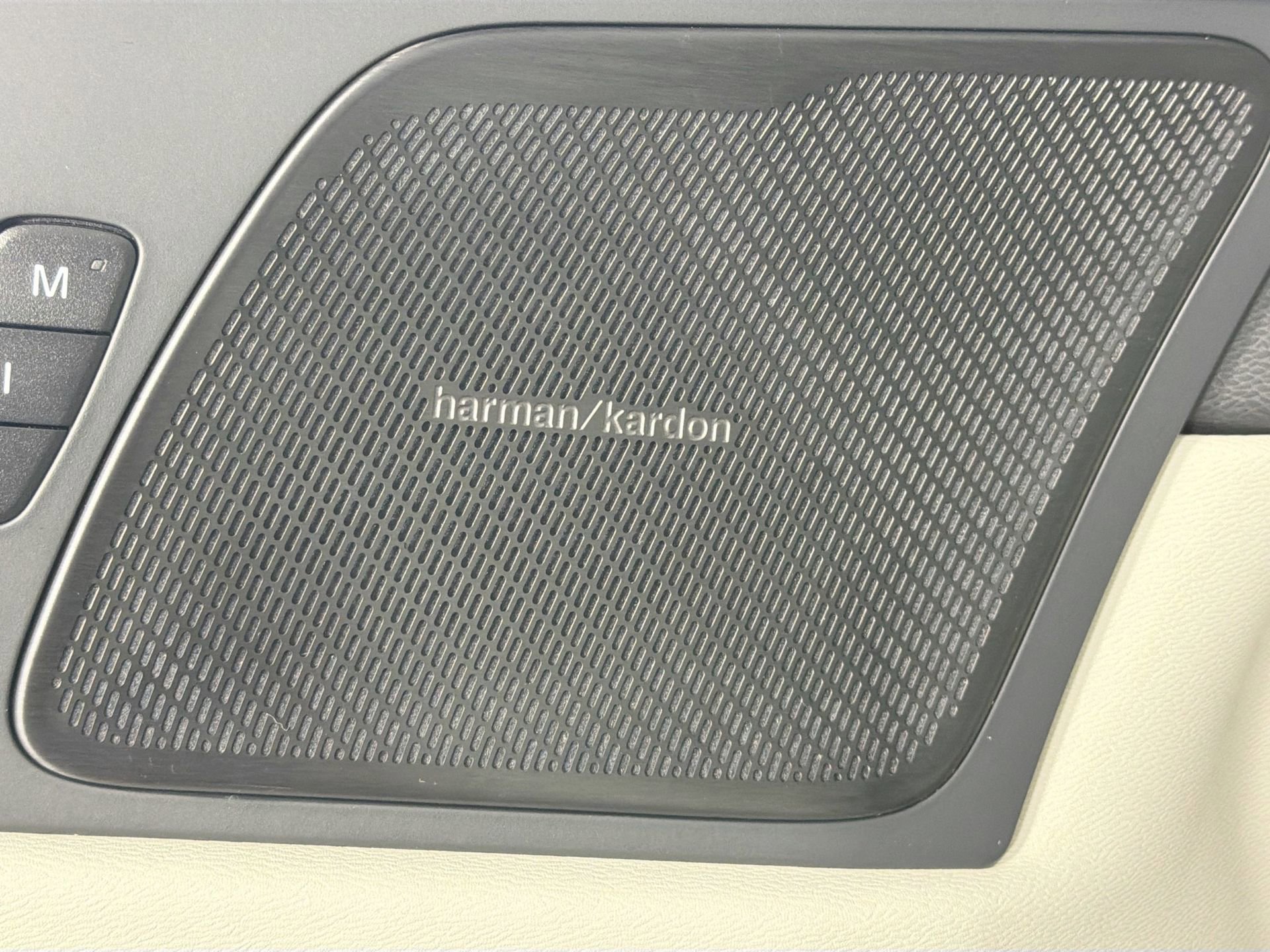 Certified 2025 Volvo XC60 B5 Ultra w/ Protection Package Premier image 19